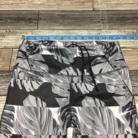 Nike Dri Fit Floral Crop Capri Leggings Women’s L Black Gray (Inseam 20) - Picture 4 of 10